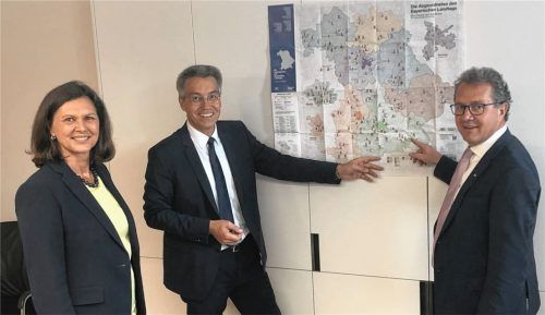 Aus der Karte geht die Aufteilung genau hervor. Landtagspräsidentin Ilse Aigner und Klaus Stöttner (rechts) teilen sich künftig die Arbeit, die der neue Landrat Otto Lederer bisher als Landtagsabgeordneter im Stimmkreis Rosenheim-West geleistet hat.Foto re