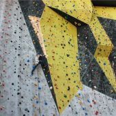 Auf Abstand an der Wand