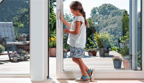 Barrierefreiheit umfasst viele Facetten. Große und schwere Türen müssen zum Beispiel leicht zu bedienen sein. Foto VFF/SIEGENIA GRUPPE