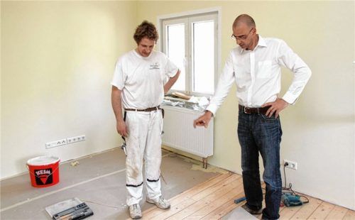 Bei der Beauftragung einzelner Handwerkerleistungen müssen Verbraucher laut aktueller Gesetzeslage mit hohen Sicherheitsforderungen rechnen. Foto djd/Bauherren-Schutzbund
