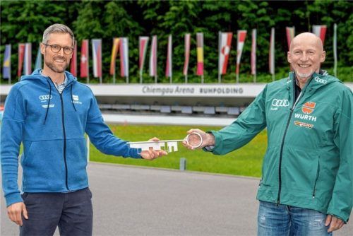 Bei der Schlüsselübergabe: Der neue Mann an der Spitze des Bundesstützpunktes Ruhpolding/Berchtesgaden Mark Hoffmann (links) mit seinem Vorgänger Hans Rambold, der eine andere Aufgabe übernimmt. Foto Wukits