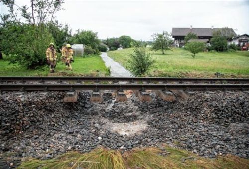 Bei Fridolfing hatten die Wassermassen die Bahnstrecke zwischen Freilassing und Mühldorf unterspült.Foto Lamminger