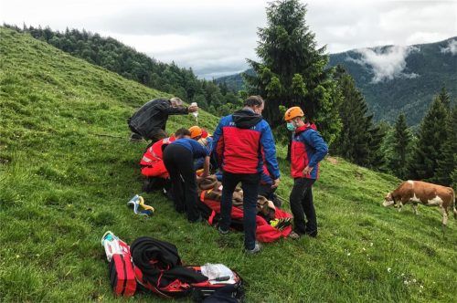 Bergretter und Notarzt versorgen die 51-jährige Oberaudorferin nach der Kuhattacke im steilen Almgelände am Brünnstein. Fotos Bergwacht