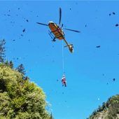 Frau stürzt 20 Meter im steilen Waldgelände in die Tiefe