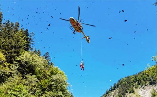 Bergung im Jenbachtal: eine Patientin mit Bergretter beim sogenannten Aufwinschen mit der Seilwinde.Foto  Bergwacht