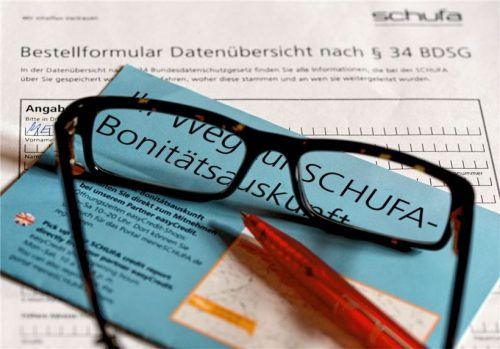 Bewusst nicht genau hingeschaut haben sollen vier Mitarbeiter der Sparkasse Rosenheim-Bad Aibling bei der üblichen Bonitätsprüfung, die einer Kreditvergabe vorausgehen muss. Foto dpa