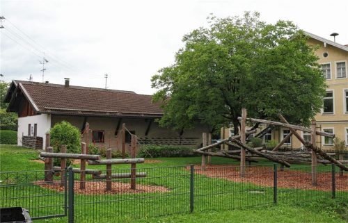 Blick von Südosten: Auf diesem Teil des Pausenhofes der Wastl-Fanderl-Grundschule Frasdorf soll die neue Schulsporthalle gebaut werden. Die Großspielgeräte und der Schuppen des Bauhofs (links) müssen dafür weichen. Foto Rehberg