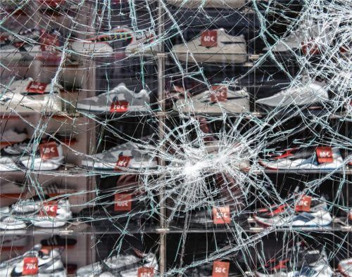 Blinde Zerstörungswut: Bei den schweren Ausschreitungen in Stuttgart am vergangenen Wochenende wurden die Innenstadt verwüstet und mehrere Polizeibeamte verletzt. Foto pa