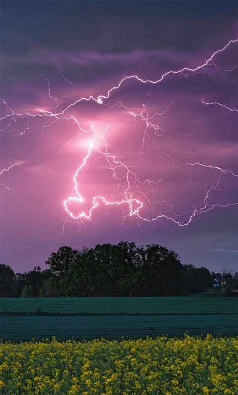 Blitz und Donner im Nachthimmel – beim Sturmjagen gelingen Florian Sabo imposante Gewitter-Bilder.Foto Sabo