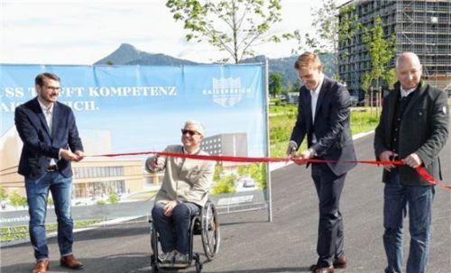 Das Band wird durchschnitten: Sebastian Herbig, Bürgermeister Hajo Gruber, Florian Unterberger und Josef Gruber (von links).