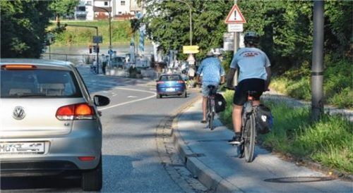 Das dickste Brett: Zu viele Verkehrsteilnehmer auf zu wenig Raum am Schloßberg hinunter zur Innbrücke. Eine schnelle Lösung gibt es nicht. Foto Schlecker