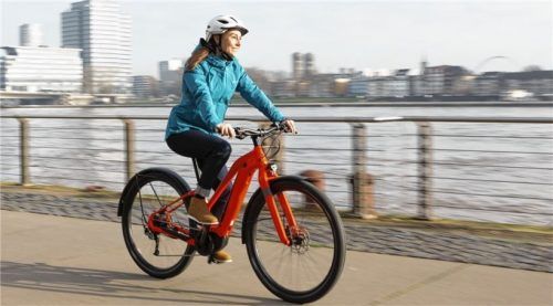 Das Fahrrad für alle ist noch nicht erfunden, aber Räder, die fast überall hinkommen, gibt es schon. Hier das E-Cityrad „Canvas Neo 2“ vom Hersteller Cannondale. Foto www.pd-f.de / Kay Tkatzik