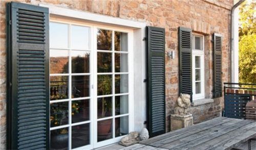 Das hat Flair: Landhausfenster aus Holz mit Sprossen und Läden. Foto Bröcking/Bundesverband ProHolzfenster