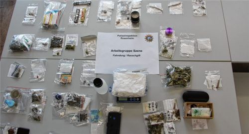 Das ist ein Teil der sichergestellten Amphetamine, 135 Gramm Cannabis, Joints sowie geringere Mengen an Heroin, Kokain, Ecstasy und Crystal, durch die Rauschgiftkontrollen im Mai der Polizeiinspektion Rosenheim.Foto  POlizei