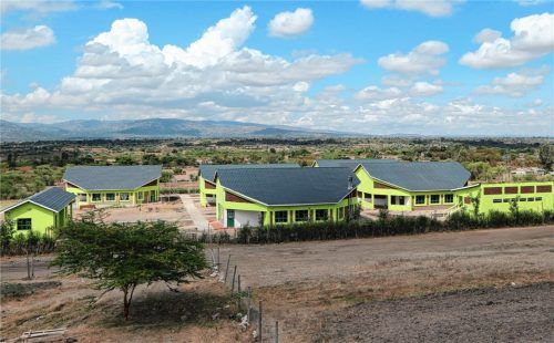 Das Kinderheim Maisha Mazuri Children Center, die Grundschule und die weiterführende berufliche Schule im kenianischen Nguluni – finanziert mithilfe des Edlinger Vereins „Hand in Hand für Kenia“. Fotos Verein „Hand in Hand für Kenia“