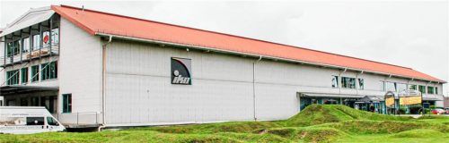 Das Sport- und Radgeschäft IKO in Raubling soll vergrößert werden. Neben dem bestehenden Gebäude sei ein Neubau für circa 4,5 Millionen Euro geplant. Der Knackpunkt: Die Seitenwände sollen jetzt höher werden als ursprünglich geplant. Die Gemeinde gibt für das Bauvorhaben grünes Licht. Nicht so das Landratsamt.Foto Reisner