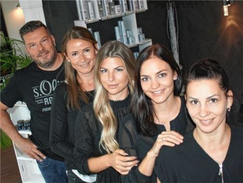 Das Team von „Rudolfo‘s Hairstyling“: (von links) Rudolf Klasna, Monika Millauer, Virginia Lupo d Apolito, Theresa Warter und Janka Biro. Foto RE