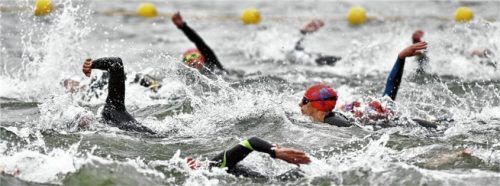 Das Teleobjektiv verzerrt die Abstände: Die Schwimmerinnen und Schwimmer verhielten sich auch im Wasser vorbildlich.