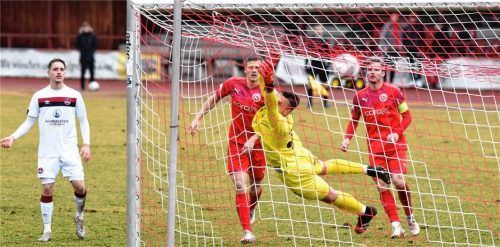 Das vorletzte Tor des Fußball-Regionalligisten 1860 Rosenheim vor der Corona-Pause. Luftetar Mushkolaj (nicht auf dem Bild) verwandelte am 7. März einen Freistoß zum 1:2-Anschlusstreffer gegen Nürnberg II. In der 89. Minute erzielte Georg Lenz den Ausgleich, ehe den Gästen in der Nachspielzeit noch zwei Treffer zum 4:2-Sieg gelangen. Die Saison soll irgendwann im September – rund sechs Monate nach diesem Spiel – fortgesetzt werden. Foto  Ziegler