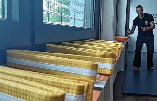 Das Ziel der Begierde im Blick: Kampfschulinhaber Stefan Roitner hatte die neuen Gürtel für die Schüler vor den Prüfungen ordentlich aufgereiht. Foto re