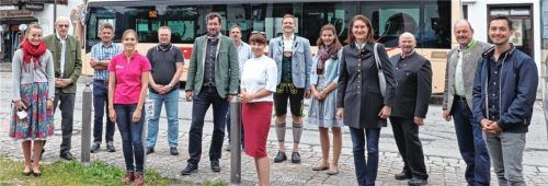 Den grenzüberschreitenden Austausch bei der Eröffnungsfahrt des Ausflugsbusses Priental-Inntal genossen kürzlich Vertreter aus Politik, Tourismus und Verkehrsplanung aus der Region und dem Kufsteinerland. Foto Friedl