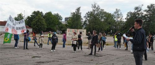Dennis Uzon (rechts), Kreisrat der Linken und Versammlungsleiter der Demo auf dem Festplatz, übte heftige Kritik an Bürgermeister Robert Pötzsch. Dessen Aussage, in Waldkraiburg gebe es keine Rassisten, sei durch die zweistelligen Wahlerfolge der AfD, einer Partei „mit offen rassistischem Programm“, widerlegt.Foto  Grundner
