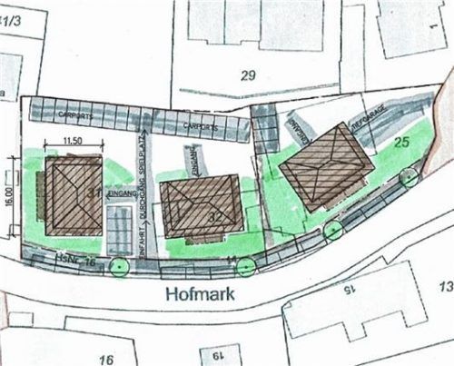 Der aktuelle Planentwurf für das Wiethaler-Areal: Drei Gebäude mit je drei Stockwerken sollen im Ort entstehen, dazu eine Reihe öffentlicher Parkplätze.