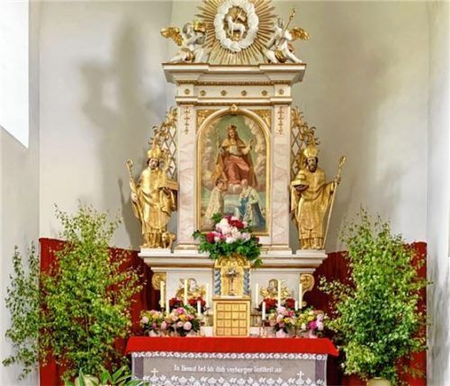 Der Altarraum der Kirche, rechts das Bild mit der Seligen Irmengard.