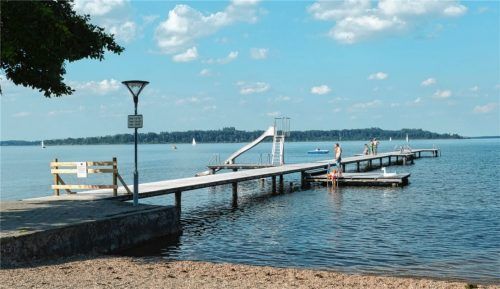 Der Badesteg im Chiemseepark Felden ist eigentlich wegen der Corona-Auflagen gesperrt. Aber nicht alle halten sich daran. Für die Zukunft droht immer dann eine Sperrung, wenn kein Schwimmmeister vor Ort ist. Foto Berger