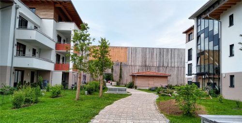 Der Bereich Sägmühle in Brannenburg: Anstelle der bestehenden Lärmschutzwand, die hier aus dem Wohngebiet und vom Sportgelände aus zu sehen ist, sieht der Bebauungsplan einen Gewerbebau vor.Foto Stuffer-Chunphetch