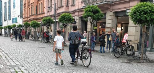 Der Einzelhandel kann einen Impuls gebrauchen: Ein Blick gestern Nachmittag in die Rosenheimer Fußgängerzone. Auch nach den Lockerungen sind in der Stadt deutlich weniger Besucher unterwegs als vor der Corona-Krise. Foto Schöne