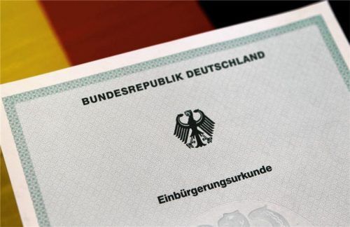 Der Erhalt der Einbürgerungsurkunde war Ziel eines 51-jährigen Türken, der in Rosenheim lebt. Eine falsche Angabe in den Unterlagen brachte ihn jetzt vor Gericht. Foto dpa