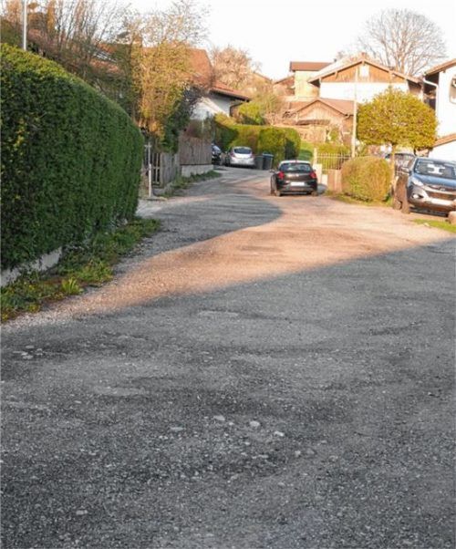 Der Fichtenweg, bisher Schotterstraße, wird ausgebaut und mit den Anliegern abgerechnet.