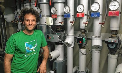 Der Klimaschutzbeauftragte Martin Korndoerfer im Heizungskeller des Rathauses – hier fließt also jede Menge Energie. Und wer Fragen rund um das Thema hat, kann sich bei Korndoerfer melden. Foto Weinzierl