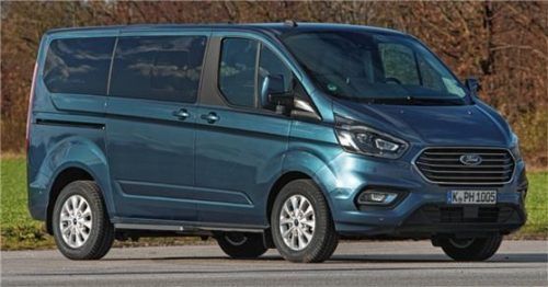 Der Ladeanschluss des Akkus befindet sich im vorderen Stoßfänger des Transit Custom PHEV. Foto Ford