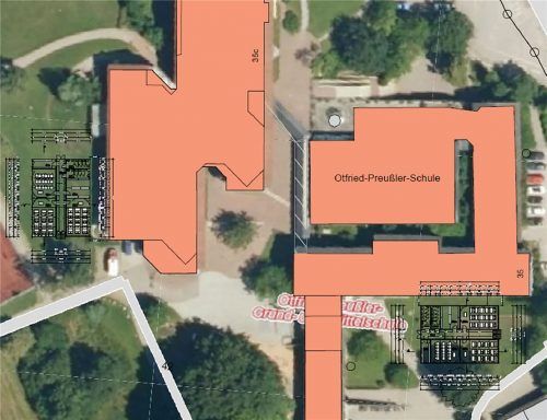 Der Ostflügel der Otfried-Preußler-Schule wird abgerissen. Damit fallen zwei Klassenzimmer weg. Für die Ersatzklassenzimmer im Container gibt es zwei geeignete Stellplätze, hier links und rechts eingezeichnet. Das Bauamt bevorzugt den Standort rechts.