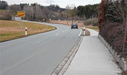 Der Radweg am nördlichen Ortsende bekommt innerorts keinen Grünstreifen. Das beschloss der Gemeinderat. Foto Kirchner