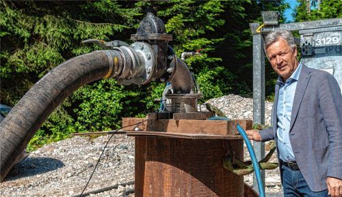 Der Schacht, vor dem Vogtareuths Bürgermeister Rudolf Leitmannstetter hier steht, sieht unspektakulär aus, ist aber für die Gemeinde von großer Bedeutung: Er ist das sichtbare Ende des 47 Meter tiefen Brunnens, der in Zukunft die Trinkwasserversorgung der Gemeinde sicherstellen wird.Foto  jt