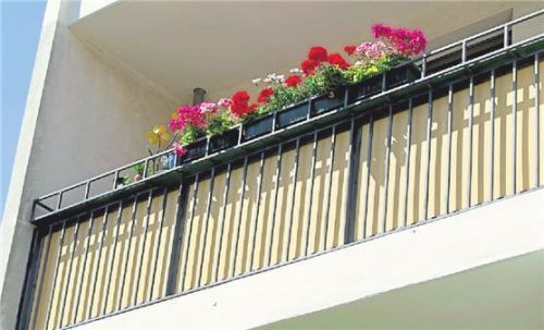 Der Schutz darf nicht über die Balkonbrüstung ragen. Foto dpa/Warnecke