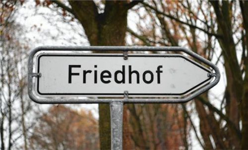 Der städtische Friedhof in Rosenheim soll verschönert werden. Ziel der Stadträte ist es jedoch, dass sich die Grabnutzungsgebühren dabei nicht erhöhen. Foto dpa