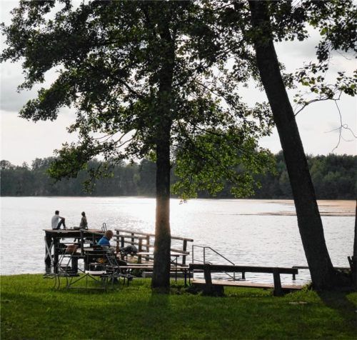 Der Tinninger See ist beliebt bei Badegästen. Der schwimmende Algenbewuchs ist zwar lästig, aber ein Zeichen dafür, dass sich die Wasserqualität in den vergangenen Jahren verbessert hat. Foto Kirchner