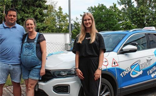 Die 17-jährige Antonia Ebenhöh aus Waldkraiburg (rechts) ist eine der ersten Fahrschülerinnen, die nach der Lockerung der Corona-Regeln den Führerschein gemacht haben. Die Zeit des Shutdown war nicht nur für die Schüler, sondern auch für die Fahrschulen eine Phase voller Unsicherheit, wie Fabian und Tina Walgenbach berichten.Foto  Petzi