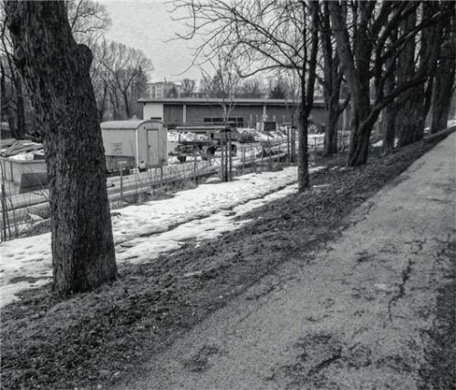 Die Abstellkammer der Stadt waren einst die Bereiche rund um die Flüsse. Alles, was „schiach“ war, hatte man über Jahrzehnte an Mangfall und Inn geschoben. Die alte Schwarz-Weiß-Aufnahme zeigt Rohrleitungen, die sich vom Fernwärmekraftwerk aus verteilten.