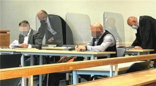 Die beiden angeklagten Bundespolizisten, ein 46-jähriger Rosenheimer (links) sowie ein 47-jähriger Pasewalker (Zweiter von rechts), mit ihren Anwälten Frank Eckstein (hinten links) und Matthias Jox kurz vor Beginn des zweiten Verhandlungstages. Foto Schöne