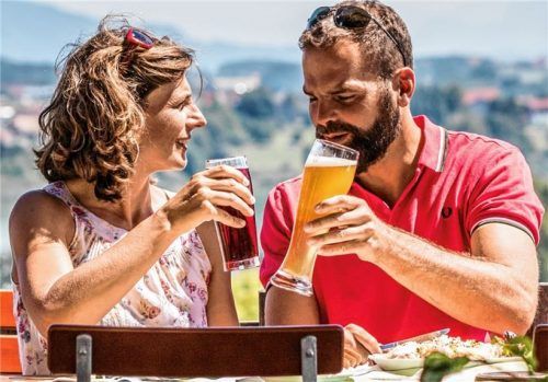 Die Bräustüberl und Biergärten der Privaten Heimatbrauer sorgen für Erfrischung – nicht nur auf genussvollen Radtouren durch die Region. Fotos djd-mk/Chiemgau Tourismus e.V.