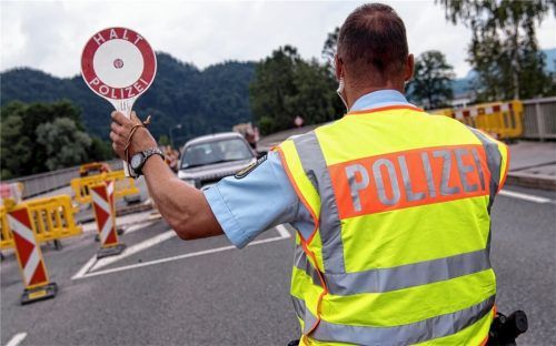 Die Bundespolizei – hier eine mobile Kontrollstelle bei Oberaudorf – ist unter anderem für den Grenzschutz zuständig. Zwei ihrer Mitglieder sollen im September 2018 die rechtlichen Grenzen aber weit überschritten und unter anderem in Rosenheim rechtsradikale Parolen gebrüllt haben. Dafür müssen sie sich jetzt vor Gericht verantworten. Foto dpa