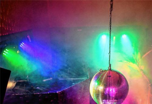 Die Discokugel dreht sich schon seit Monaten nicht mehr: Bars und Diskotheken müssen aufgrund der Corona-Pandemie auch weiterhin geschlossen bleiben. Viele Inhaber fürchten deshalb um ihre Existenz. Foto dpa