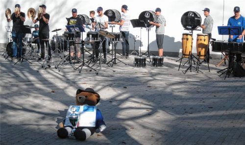 Die Drumband des Spielmannszuges Stephanskirchen bei der Probe. Maskottchen „Bär“ – immer dabei – bewacht den Pokal der amtierenden bayerischen Meister. Foto re