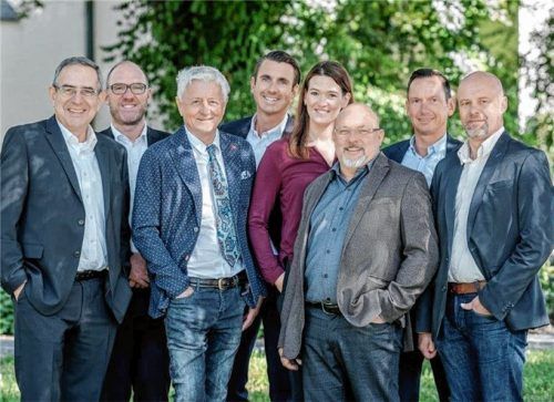 Die Experten des Immobilienverbunds Rosenheim: Johann Hainz, Stefan Grandauer, Gerhard Reitberger, Alexander Neubauer, Lisa Werner, Stephan Bruhn, Alexander König, Peter Thalmeier (von links). Foto Tanja Ghirardini