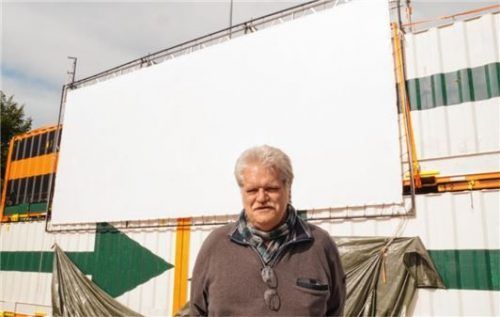 Die Leinwand am Cinewood in Waldkraiburg steht: Ab Donnerstag, 11. Juni, bietet Kinobetreiber Thomas Rahnert auf dem Parkplatz des Kinos Drive-In-Vorstellungen an.Foto  Grundner